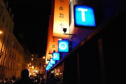 L'entrepôt la nuit - photo DR