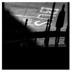 Pour cela je te garde à mon côté comme l'ombre d'un illusoire espoir.