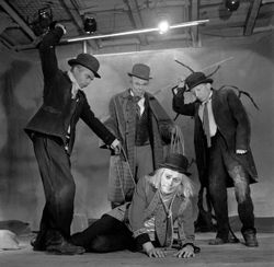En attendant Godot au Théâtre Babylone, 1953. Mise en scène de Roger Blin En attendant Godot au Théâtre Babylone, 1953. Mise en scène de Roger Blin