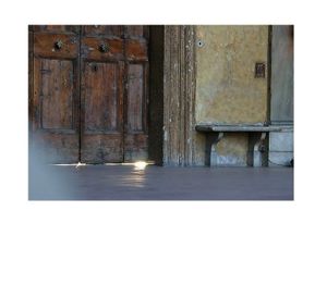 Le vent sous la porte.