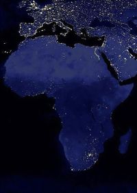 Derrière nous s'éteint le monde