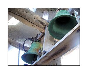 C'était un petit clocher. Les abat-son de bois rongés de vents et de pluies permettaient de se glisser facilement dans l'habitacle des cloches. C'était un petit clocher. Les abat-son de bois rongés de vents et de pluies permettaient de se glisser facilement dans l'habitacle des cloches.