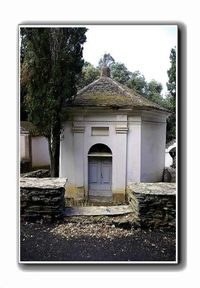 les soleils ont déserté nos jardins. Allée des tombeaux. Hameau de Cunchigliu. Barrettali. Cap-Corse (août 2006). 2 les soleils ont d-sert- nos jardins