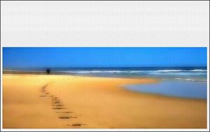 Longeant la mer, un homme marche sans bouche, cicatrice de sable, sur des kilomètres et des kilomètres.
