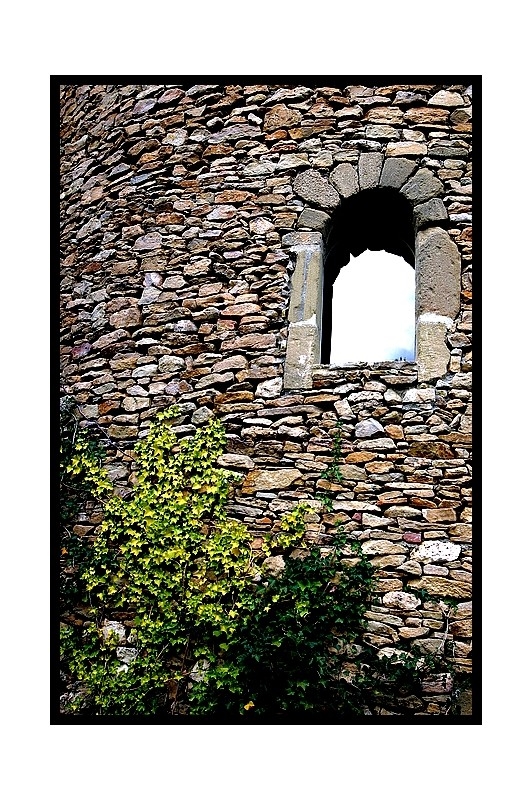 Contre une fen-tre vide