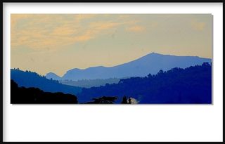 Cette montagne bleue