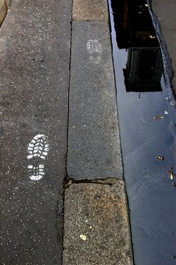 L'éblouissement du trottoir vide