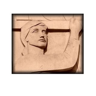 Une femme au visage d'argile