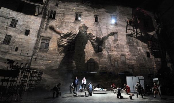 358527_repetition-de-la-piece-le-maitre-et-marguerite-mise-en-scene-par-le-britannique-simon-mcburney-s-le-6-juillet-2012-au-festival-d-avignon1