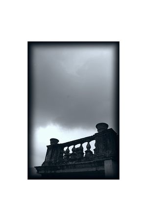 Le temps  en pièces dans ses mains A