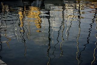 Les mats dans l 'eau du vieux port de Bastia ...
