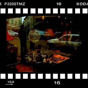 La vitre parfois s 'illumine en de rares reflets