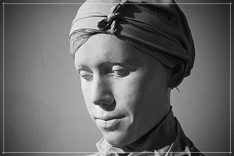 Jecrois que quelque chose de très ancien se glisse hors de ses pensées