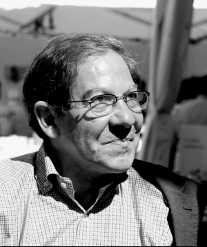 Nuno Judìce devant le stand des éditions de Corlevour (Marché de la Poésie, Paris, samedi 10 juin 2017) Nuno Judice devant le stand des éditions de Corlevour (Marché de la Poésie Paris samedi 10 juin 2017)