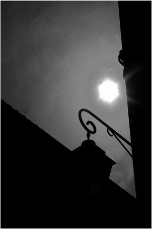 Obscurité, l’autre, lumière.