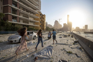 Des habitants courent dans Beyrouth après la double explosion  le 4 août.