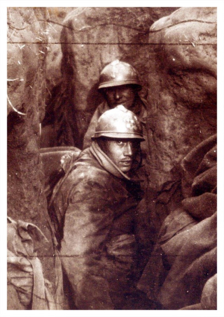 Soldats dans une tranchee guerre 14-18