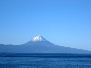 1024px-Ilha_do_Pico_vista_da_Fajã_Grande _Calheta _ilha_de_São_Jorge _Açores _Portugal