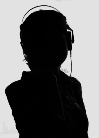 Fille-écoutant-la-musique-sur-des-écouteurs-75746811