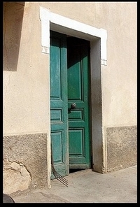 11_une_fourche_pose_contre_le_mur