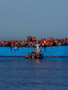 Migrants traversant la Méditerranée Migrants traversant la Méditerranée