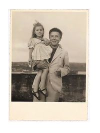 Portrait d'André Breton avec sa fille Aube, 1940 Portrait d'André Breton avec sa fille Aube, 1940