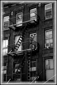 Les échelles d'incendie grimpent aux façades ESCALIER
