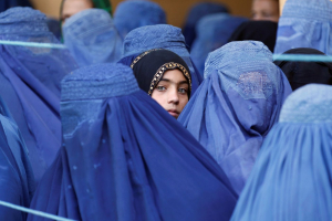 Jeune fille au milieu-femmes afghanes Djalalabad 2017 Jeune fille au milieu-femmes afghanes Djalalabad 2017